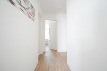 DIETZ: Moderne und helle 4-Wohnung im 3. OG , 1 Terrasse, Aufzug und 2 TG-Stellplätzen in Rödermark! - Flur (683143)