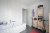 Tageslichtbadezimmer - DIETZ: Moderne und helle 4-Wohnung im 3. OG , 1 Terrasse, Aufzug und 2 TG-Stellplätzen in Rödermark!