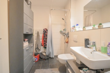 DIETZ: Moderne und helle 4-Wohnung im 3. OG , 1 Terrasse, Aufzug und 2 TG-Stellplätzen in Rödermark! - Badezimmer mit Dusche (683146)