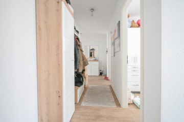 DIETZ: Moderne und helle 4-Wohnung im 3. OG , 1 Terrasse, Aufzug und 2 TG-Stellplätzen in Rödermark! - Flur (683142)