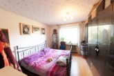 Schlafzimmer 1 von 3 - DIETZ: Bungalow mit 4 Zimmern in TOP-Randlage von Dieburg mit Garage / Car-Port und Keller