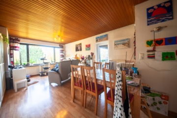 DIETZ: Bungalow mit 4 Zimmern in TOP-Randlage von Dieburg mit Garage / Car-Port und Keller - Wohn- und Essbereich (667914)