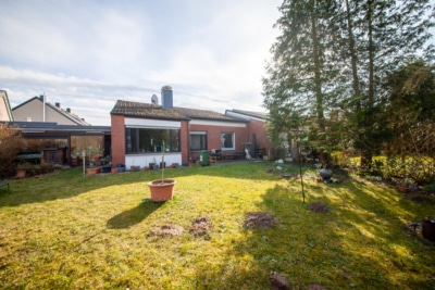 DIETZ: REDUZIERT! Bungalow mit 4 Zimmern in TOP-Randlage von Dieburg mit Garage / Car-Port u. Keller, 64807 Dieburg, Bungalow