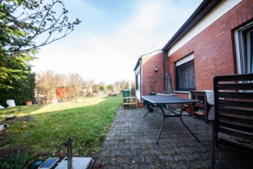 DIETZ: Bungalow mit 4 Zimmern in TOP-Randlage von Dieburg mit Garage / Car-Port und Keller - Terrasse (667908)