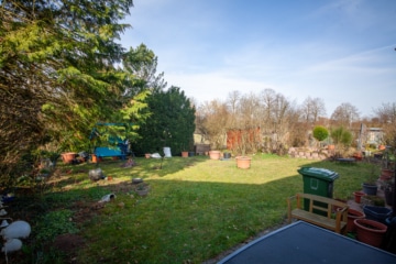 DIETZ: Bungalow mit 4 Zimmern in TOP-Randlage von Dieburg mit Garage / Car-Port und Keller - Blick von Terrasse (667909)