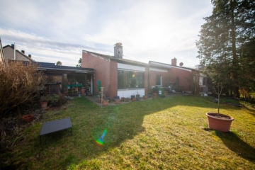 DIETZ: Bungalow mit 4 Zimmern in TOP-Randlage von Dieburg mit Garage / Car-Port und Keller - Hintere Hausansicht (667910)