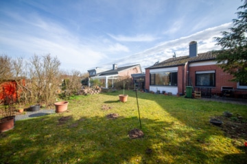 DIETZ: Bungalow mit 4 Zimmern in TOP-Randlage von Dieburg mit Garage / Car-Port und Keller - Großzügiger Garten (667905)