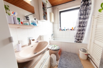 DIETZ: Bungalow mit 4 Zimmern in TOP-Randlage von Dieburg mit Garage / Car-Port und Keller - TGL-Bad mit Wanne (667922)