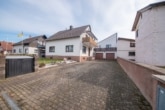DIETZ: OHNE KÄUFERPROVISION! Großes 1-2 Familienhaus mit Car-Port und kleinem Garten in Langstadt - Hofeinfahrt