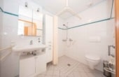 Badezimmer mit Dusche - DIETZ: Barrierefreie 2-Zimmerwohnung mit EBK und Tiefgaragen-Stpl. in zentraler Lage von Dieburg!