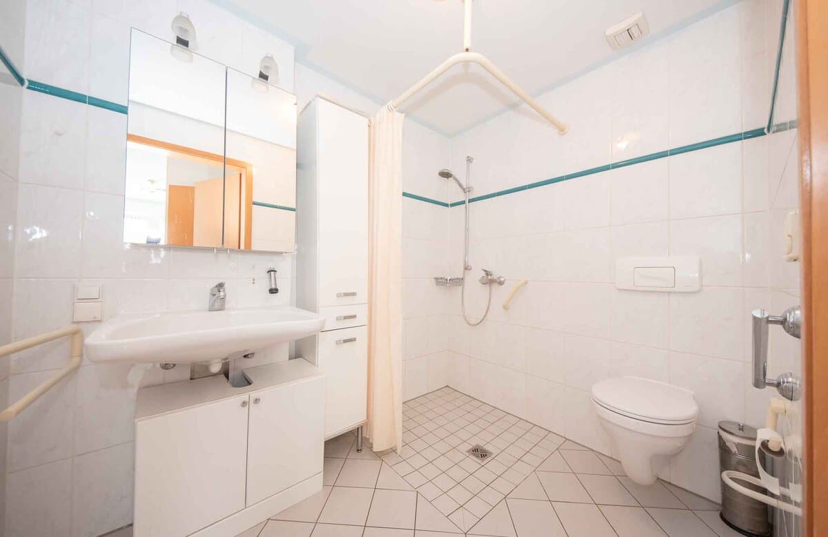 Badezimmer mit Dusche