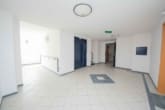 Treppenhaus mit Aufzug - DIETZ: Barrierefreie 2-Zimmerwohnung mit EBK und Tiefgaragen-Stpl. in zentraler Lage von Dieburg!