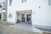 Eingangsbereich Wohnhaus - DIETZ: Barrierefreie 2-Zimmerwohnung mit EBK und Tiefgaragen-Stpl. in zentraler Lage von Dieburg!