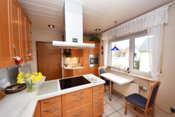 DIETZ: XXL 3 Familienhaus mit 3 Garagen – Ruhige Feldrandlage inkl. angrenzendem Wiesengrundstück! - Küche OG (664870)