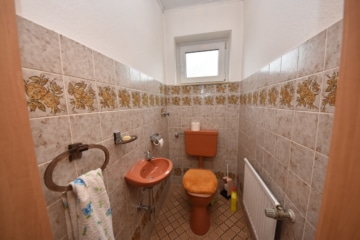 DIETZ: XXL 3 Familienhaus mit 3 Garagen – Ruhige Feldrandlage inkl. angrenzendem Wiesengrundstück! - Gäste-WC EG (664889)