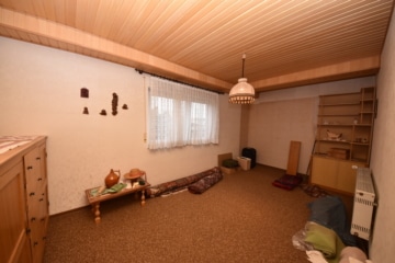 DIETZ: XXL 3 Familienhaus mit 3 Garagen – Ruhige Feldrandlage inkl. angrenzendem Wiesengrundstück! - Schlafzimmer 2 von 2 EG (664893)