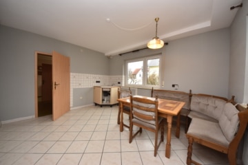 DIETZ: XXL 3 Familienhaus mit 3 Garagen – Ruhige Feldrandlage inkl. angrenzendem Wiesengrundstück! - Küche EG (664890)