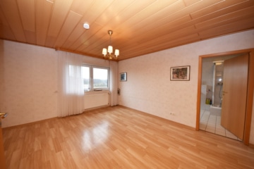 DIETZ: XXL 3 Familienhaus mit 3 Garagen – Ruhige Feldrandlage inkl. angrenzendem Wiesengrundstück! - Schlafzimmer DG (664881)