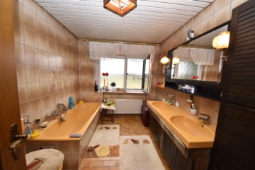 DIETZ: XXL 3 Familienhaus mit 3 Garagen – Ruhige Feldrandlage inkl. angrenzendem Wiesengrundstück! - Tageslichtbad EG (664891)