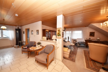 DIETZ: XXL 3 Familienhaus mit 3 Garagen – Ruhige Feldrandlage inkl. angrenzendem Wiesengrundstück! - DG Wohnbereich (664877)