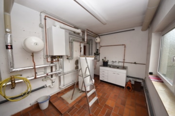 DIETZ: XXL 3 Familienhaus mit 3 Garagen – Ruhige Feldrandlage inkl. angrenzendem Wiesengrundstück! - Heizungsraum Gas-Brennwertanlage (664895)