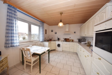 DIETZ: XXL 3 Familienhaus mit 3 Garagen – Ruhige Feldrandlage inkl. angrenzendem Wiesengrundstück! - Küche DG (664882)