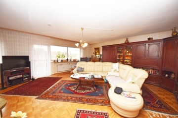 DIETZ: XXL 3 Familienhaus mit 3 Garagen – Ruhige Feldrandlage inkl. angrenzendem Wiesengrundstück! - Wohnzimmer OG (664875)