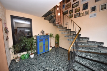 DIETZ: XXL 3 Familienhaus mit 3 Garagen – Ruhige Feldrandlage inkl. angrenzendem Wiesengrundstück! - Treppenhaus (664894)