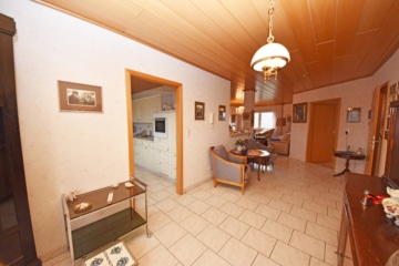 DIETZ: XXL 3 Familienhaus mit 3 Garagen – Ruhige Feldrandlage inkl. angrenzendem Wiesengrundstück! - Diele DG (664880)