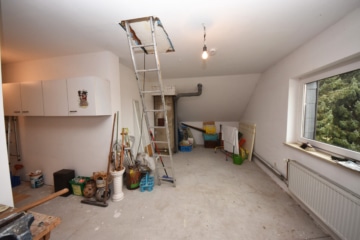 DIETZ: XXL 3 Familienhaus mit 3 Garagen – Ruhige Feldrandlage inkl. angrenzendem Wiesengrundstück! - Ausbaureserve DG (664883)