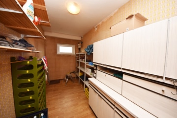 DIETZ: XXL 3 Familienhaus mit 3 Garagen – Ruhige Feldrandlage inkl. angrenzendem Wiesengrundstück! - Lagerraum EG (664897)