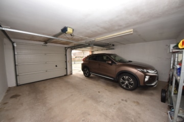 DIETZ: XXL 3 Familienhaus mit 3 Garagen – Ruhige Feldrandlage inkl. angrenzendem Wiesengrundstück! - Doppelgarage (664864)