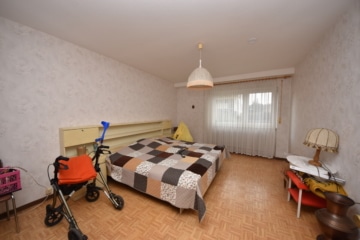 DIETZ: XXL 3 Familienhaus mit 3 Garagen – Ruhige Feldrandlage inkl. angrenzendem Wiesengrundstück! - Schlafzimmer 1 von 2 EG (664892)