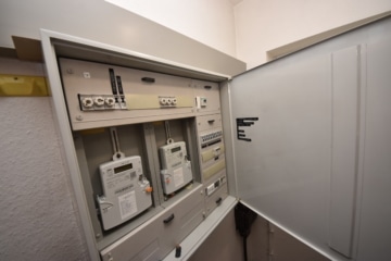 DIETZ: XXL 3 Familienhaus mit 3 Garagen – Ruhige Feldrandlage inkl. angrenzendem Wiesengrundstück! - Zählerkasten EG (664898)