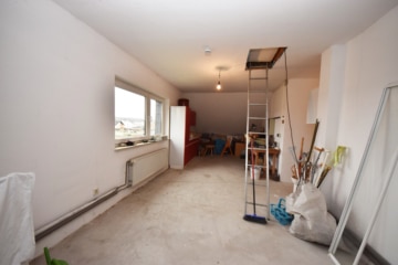 DIETZ: XXL 3 Familienhaus mit 3 Garagen – Ruhige Feldrandlage inkl. angrenzendem Wiesengrundstück! - Ausbaureserve (664885)