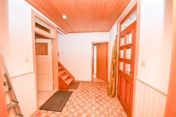 DIETZ: Gepflegtes Fachwerkhaus mit Garten, kleinem Nebengebäude im Babenhausen OT Harpertshausen! - EG Eingang (643364)