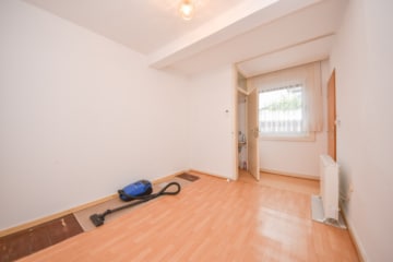 DIETZ: Gepflegtes Fachwerkhaus mit Garten, kleinem Nebengebäude im Babenhausen OT Harpertshausen! - EG Schlafzimmer 1 (643363)