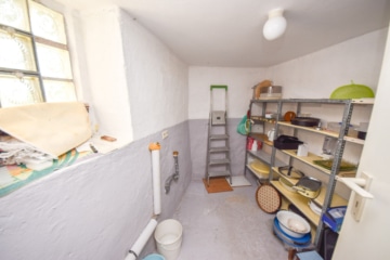 DIETZ: Gepflegtes Fachwerkhaus mit Garten, kleinem Nebengebäude im Babenhausen OT Harpertshausen! - EG Abstellraum mit WM-Anschluss (643365)