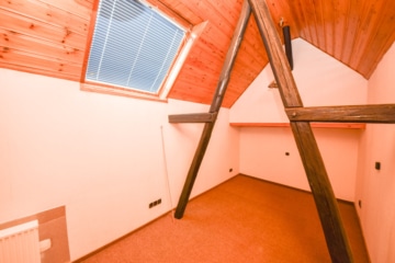 DIETZ: Gepflegtes Fachwerkhaus mit Garten, kleinem Nebengebäude im Babenhausen OT Harpertshausen! - DG Ankleide (643371)