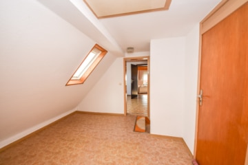 DIETZ: Gepflegtes Fachwerkhaus mit Garten, kleinem Nebengebäude im Babenhausen OT Harpertshausen! - DG Flur (643367)