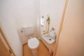 EG WC im Schlafzimmer - DIETZ: Gepflegtes Fachwerkhaus mit Garten, kleinem Nebengebäude im Babenhausen OT Harpertshausen!