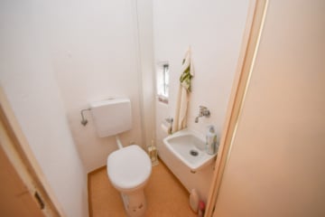 DIETZ: Gepflegtes Fachwerkhaus mit Garten, kleinem Nebengebäude im Babenhausen OT Harpertshausen! - EG WC im Schlafzimmer (643361)