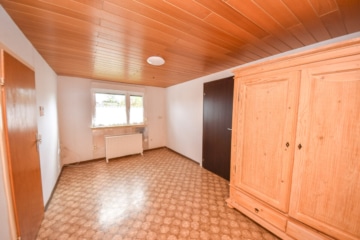 DIETZ: Gepflegtes Fachwerkhaus mit Garten, kleinem Nebengebäude im Babenhausen OT Harpertshausen! - DG Büro (643368)