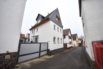 DIETZ: Gepflegtes Wohnhaus + Einliegerwohnung im Ortskern von Großostheim mit Wintergarten + Garage! - Außenansicht (654101)