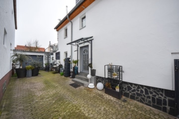 DIETZ: Gepflegtes Wohnhaus + Einliegerwohnung im Ortskern von Großostheim mit Wintergarten + Garage! - Innenhof (654102)