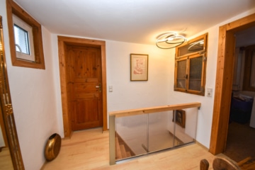 DIETZ: Gepflegtes Wohnhaus + Einliegerwohnung im Ortskern von Großostheim mit Wintergarten + Garage! - Flur OG (654119)