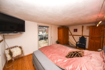 DIETZ: Gepflegtes Wohnhaus + Einliegerwohnung im Ortskern von Großostheim mit Wintergarten + Garage! - Schlafzimmer OG (654113)