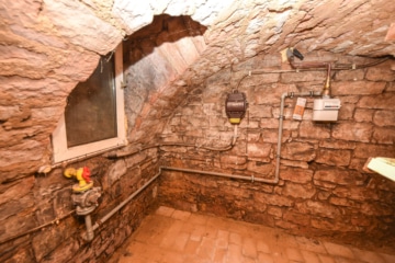 DIETZ: Gepflegtes Wohnhaus + Einliegerwohnung im Ortskern von Großostheim mit Wintergarten + Garage! - Gewölbekeller Hausanschlüsse (654134)