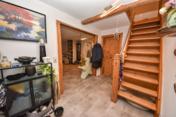 DIETZ: Gepflegtes Wohnhaus + Einliegerwohnung im Ortskern von Großostheim mit Wintergarten + Garage! - Diele EG (654110)