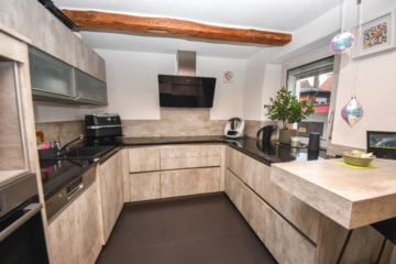 DIETZ: Gepflegtes Wohnhaus + Einliegerwohnung im Ortskern von Großostheim mit Wintergarten + Garage! - Küche EG (654108)